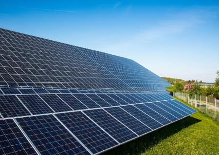 Développement durable Plaques photovoltaïques dans un champ